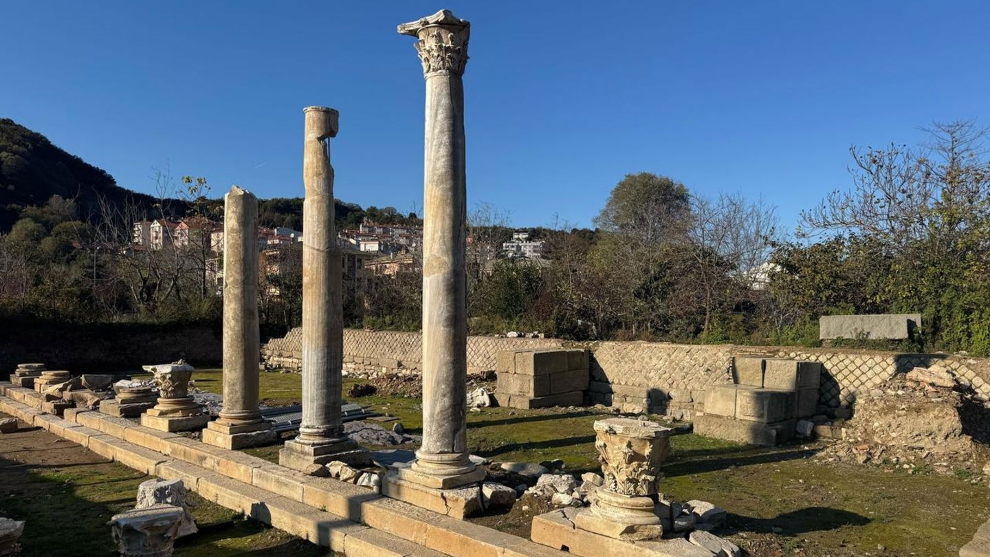 Las columnas de mármol de la estoa romana de la antigua ciudad de Amastris