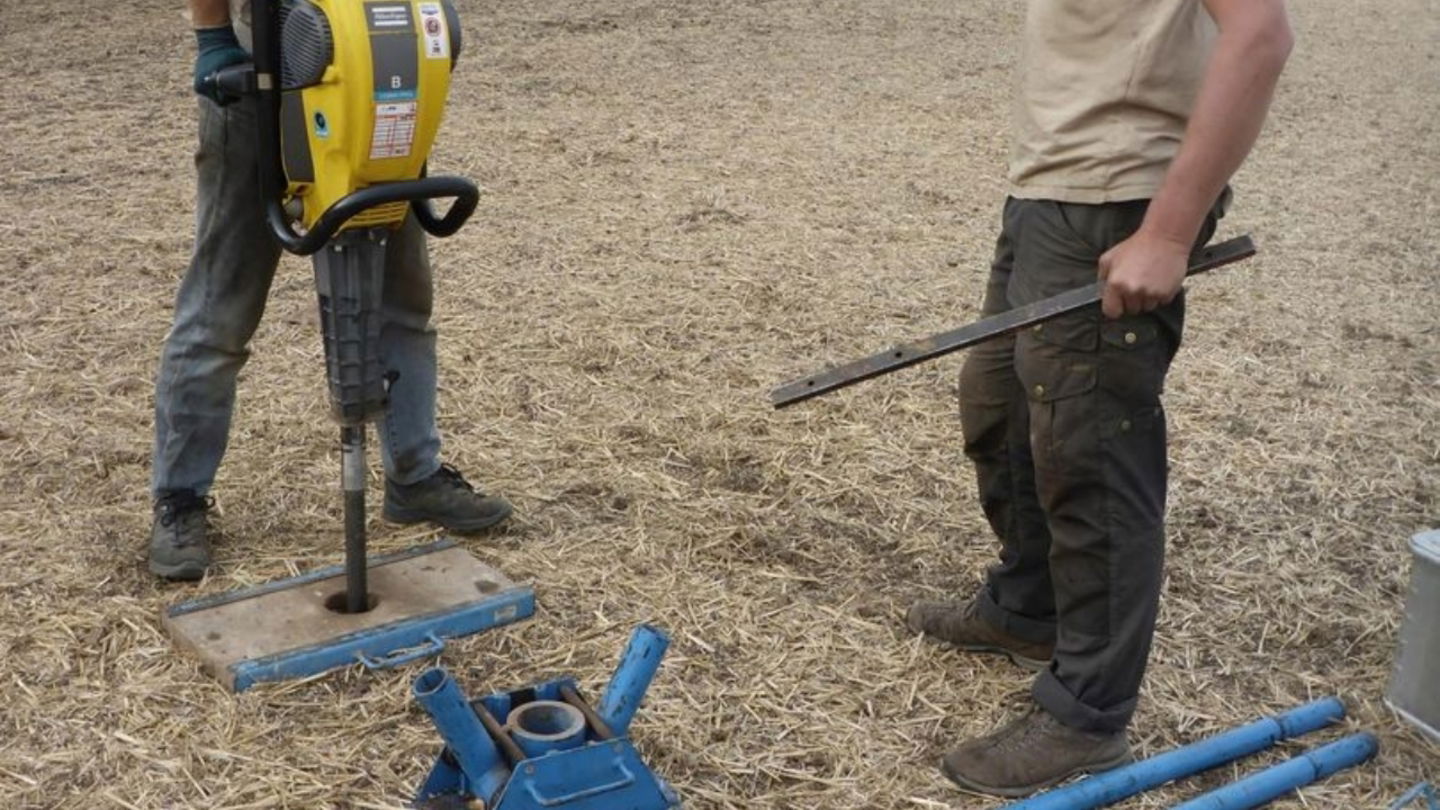 Los autores del estudio realizan una extracción de sedimentos para localizar la fosa común de peste negra