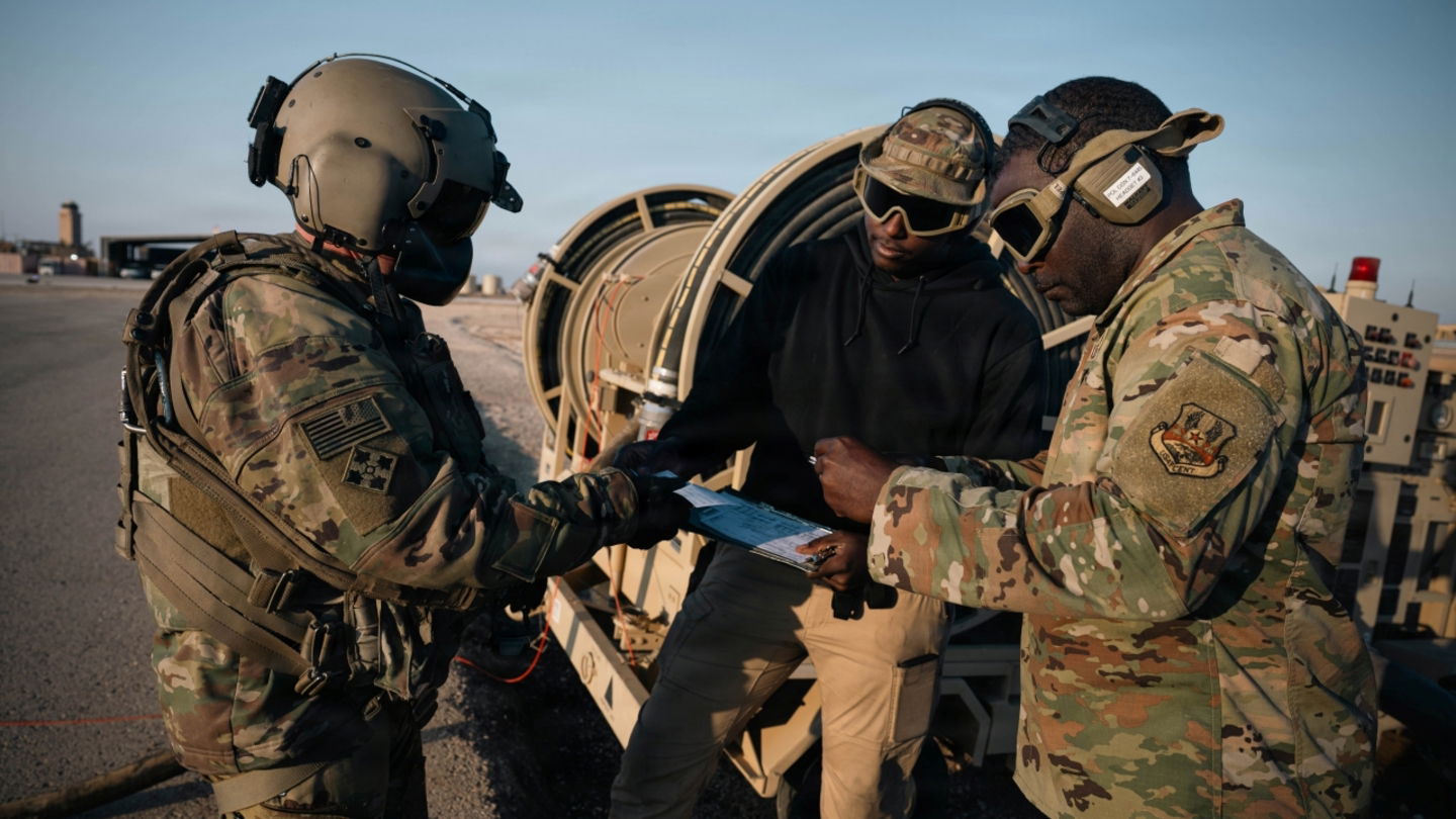 Miembros de la Fuerza Aérea de Estados Unidos completan la documentación de reabastecimiento de combustible