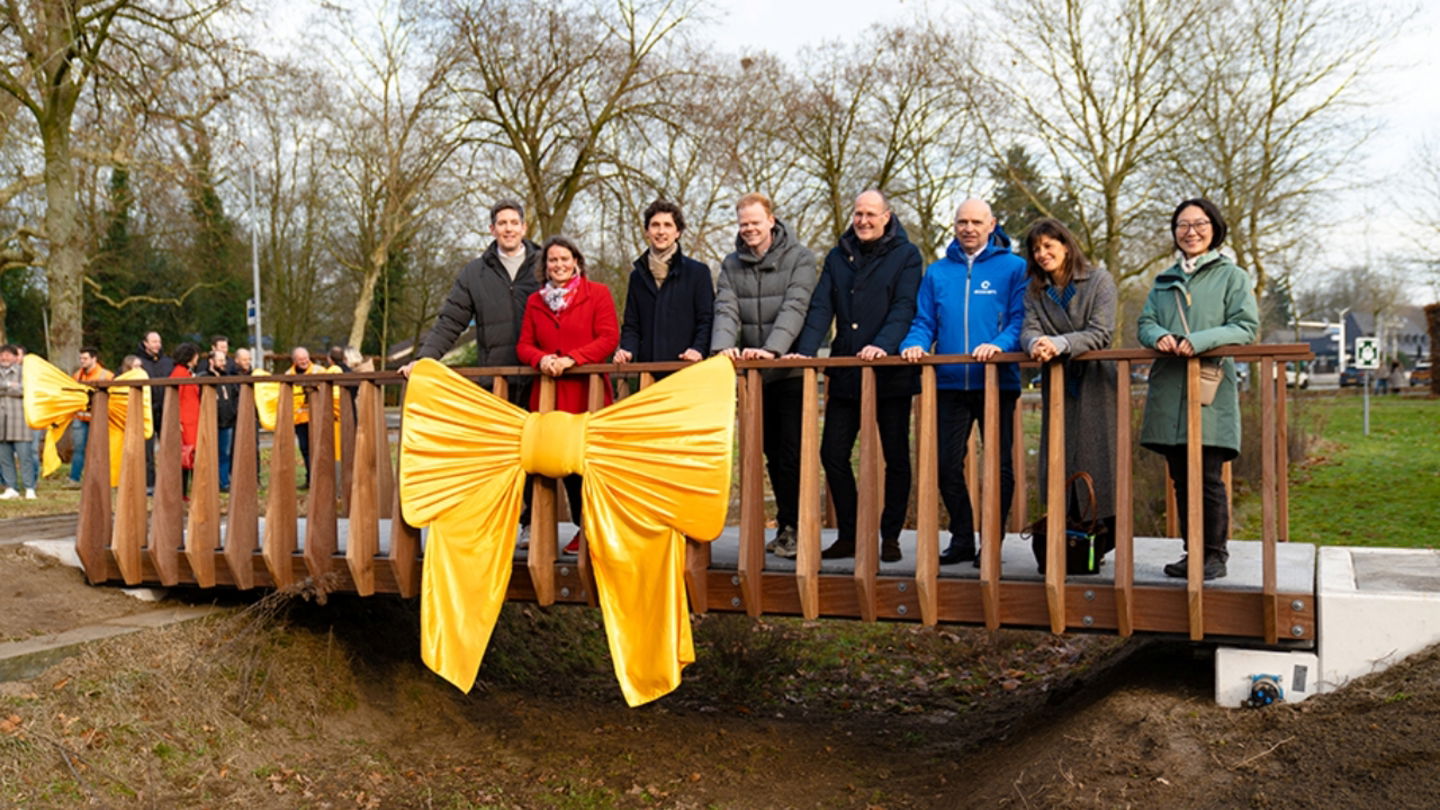 Momento de la inauguración del pequeño puente de la localidad de Rosmalen