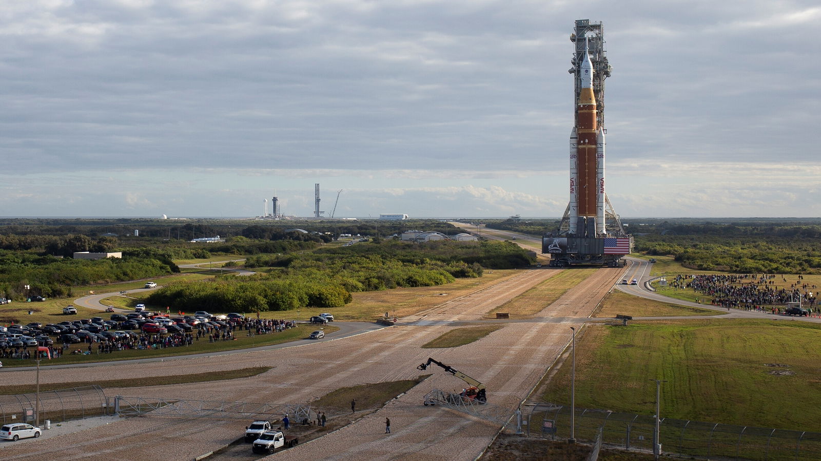 Momento del traslado del cohete SLS y la nave Orión hacia la rampa 39B