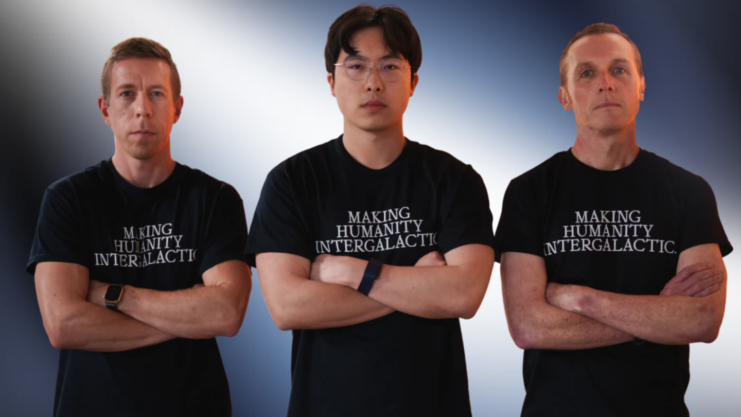 Skyler Chan rodeado por dos de los máximos responsables de GRU Space