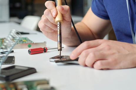 El reciclaje de los teléfonos móviles da un salto en China: han encontrado la forma de extraer oro de ellos