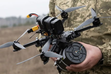 Ninguna empresa llega tan lejos con los repartos: drones ucranianos despliegan robots frente a las tropas rusas