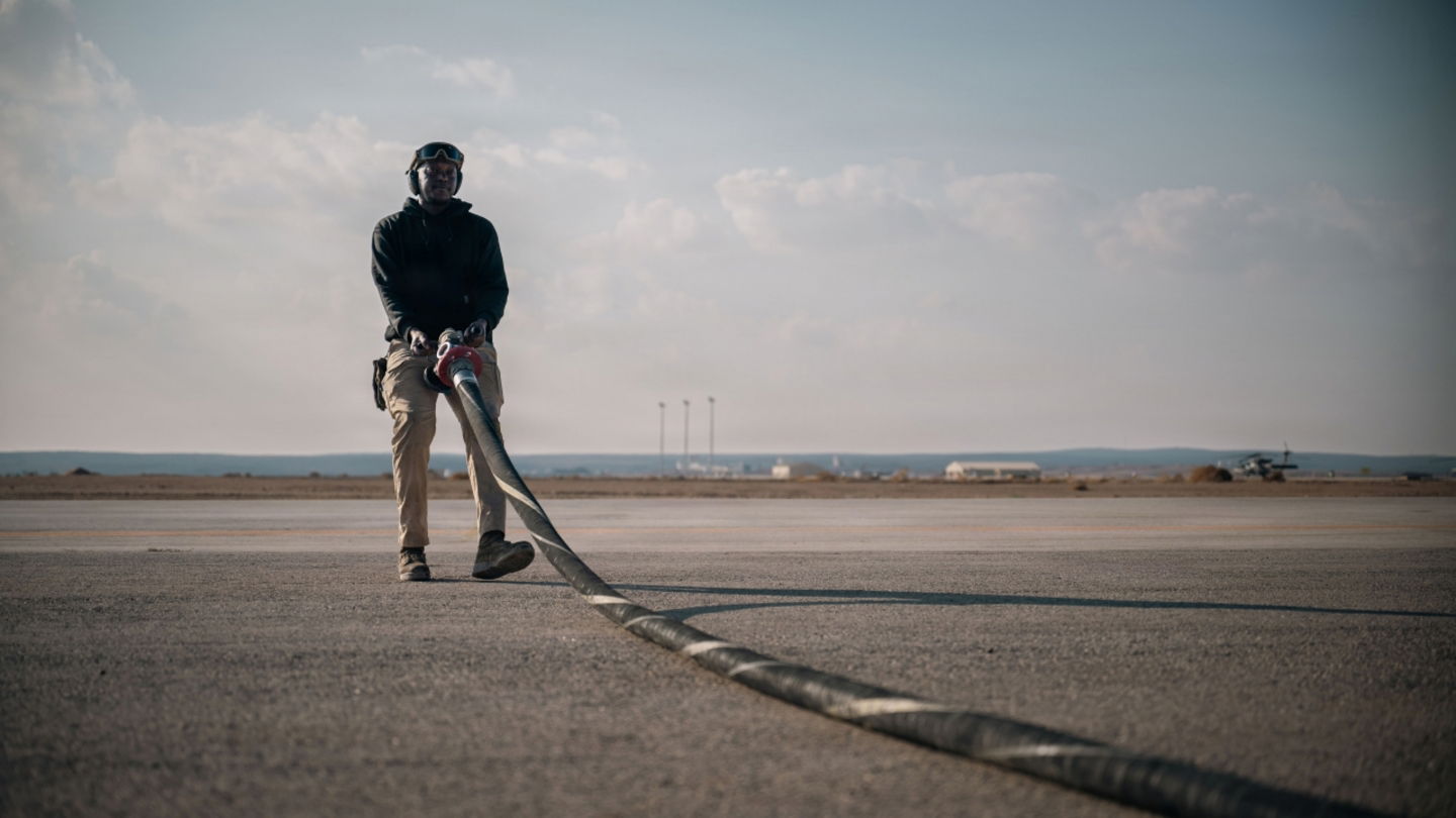 Un aviador del 332º Escuadrón de Preparación Logística Expedicionaria se preparaba para reabastecer de combustible un helicóptero UH-60 Black Hawk