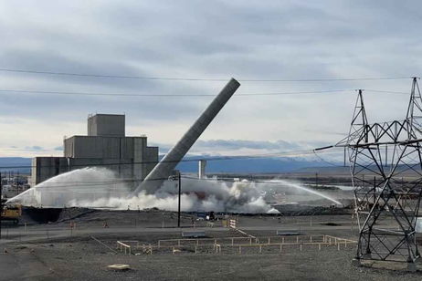 Vídeo: así es como han derruido una chimenea nuclear de la época de la Guerra Fría Vídeo: así es como han derruido una chimenea nuclear de la época de la Guerra Fría