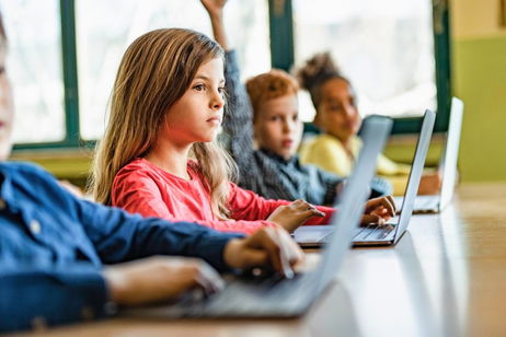 Sustituir los libros por tabletas y ordenadores no es una buena idea: la Generación Z es menos capaz cognitivamente que las anteriores Sustituir los libros por tabletas y ordenadores no es una buena idea: la Generación Z es menos capaz cognitivamente que las anteriores