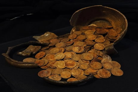 Un grupo de arqueólogos "halla" un raro tesoro de 409 monedas de oro de la Revolución rusa