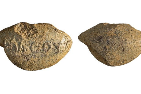 Tiene más de 3.000 años, pero este proyectil contiene un mensaje importante: los soldados de la antigüedad tenían humor irónico