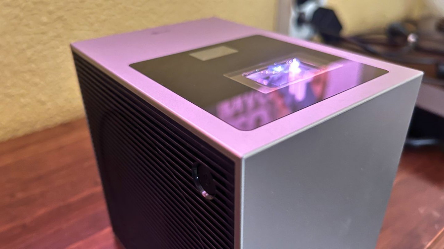 LG CineBeam S encendido