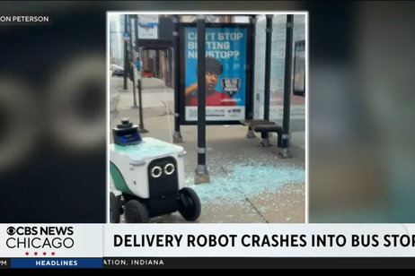 Vídeo: Un robot de reparto destroza el cristal de una parada de autobús en Chicago Vídeo: Un robot de reparto destroza el cristal de una parada de autobús en Chicago