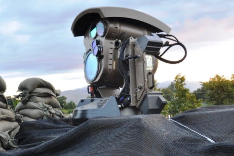 La Marina de EE. UU prueba con éxito un cañón láser capaz de fulminar drones desde un portaaviones