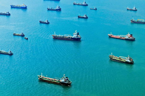 Los buques petroleros son atacados mientras las fuerzas iraníes cierran el estrecho de Ormuz debido al bloqueo estadounidense