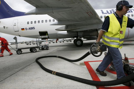 El nuevo catalizador que jubila al queroseno: convierte el etanol en combustible de aviación en un solo paso