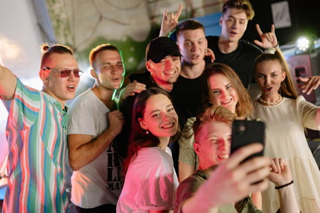 Australia fue pionera en prohibir las redes sociales a los adolescentes. La mayoría sigue utilizándolas sin complicaciones