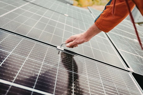 Investigadores aumentan la eficiencia de las células solares de perovskita gracias a un nuevo laboratorio robótico