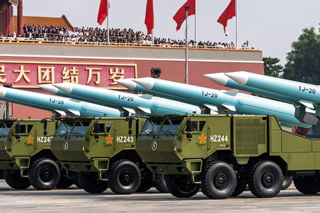 China exhibe el definitivo "asesino de portaaviones": lanza su letal misil hipersónico YJ-20 desde un megadestructor