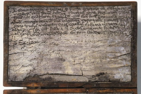 Un cuaderno de 800 años de antigüedad fue hallado milagrosamente bien conservado en un retrete medieval Un cuaderno de 800 años de antigüedad fue hallado milagrosamente bien conservado en un retrete medieval