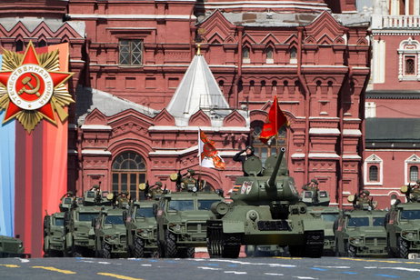 El Kremlin moviliza a 64.000 soldados y exhibe su arsenal nuclear en un desafío directo a la OTAN El Kremlin moviliza a 64.000 soldados y exhibe su arsenal nuclear en un desafío directo a la OTAN