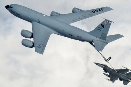 Estados Unidos estrena un combustible militar que dispara el alcance de sus cazas sin modificar el motor