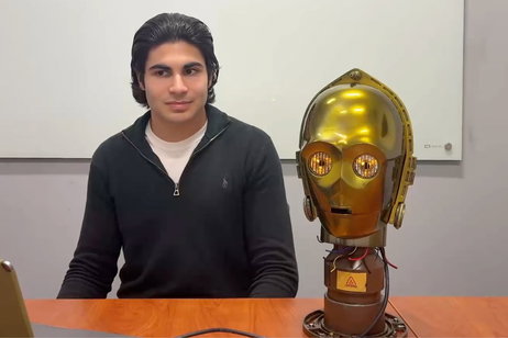 Un investigador diseña una réplica exacta de C-3PO que conversa mediante inteligencia artificial y sin conexión